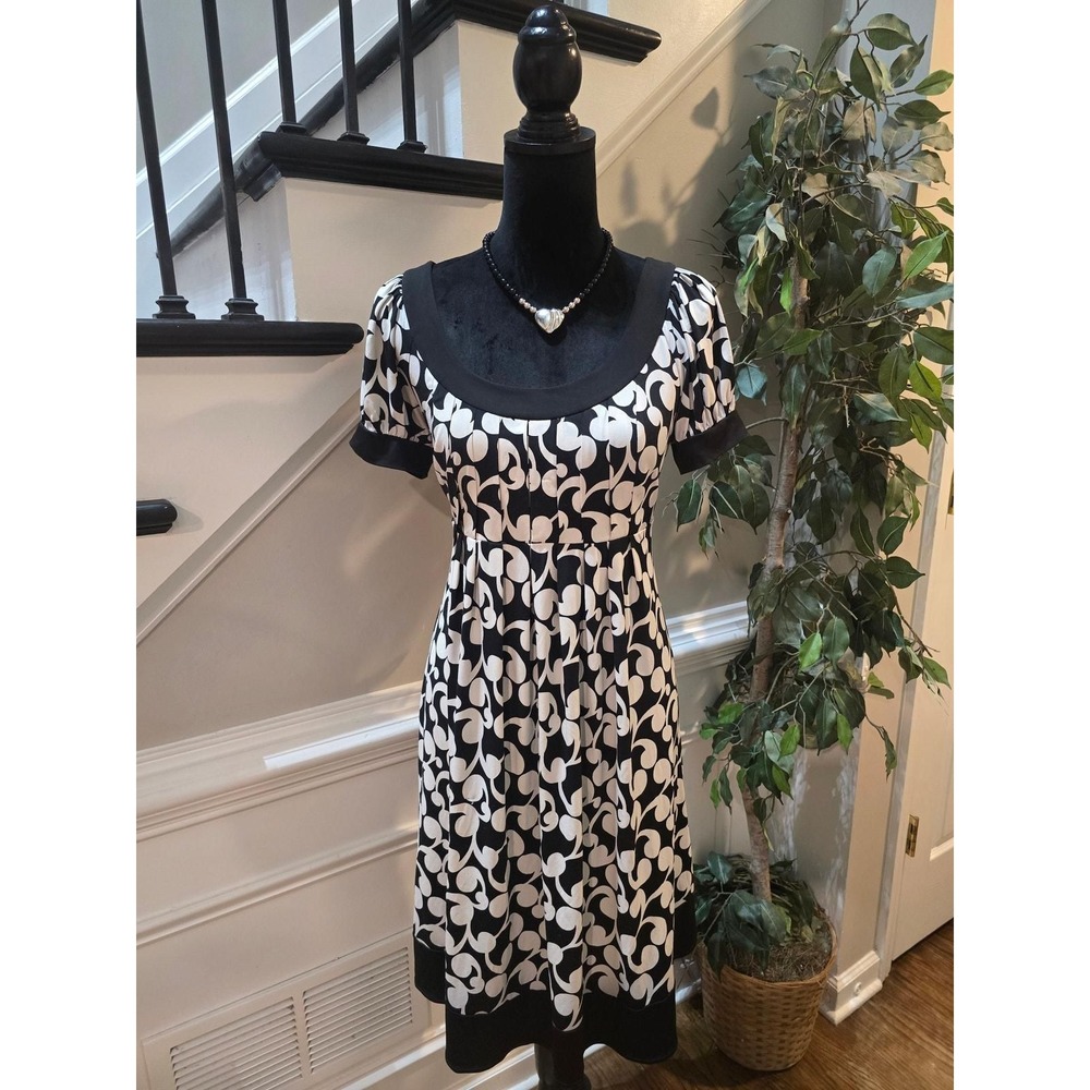 Dressbarn Women 12 Empire Waist Dress Black White Graphic Pleated Short Sleeve